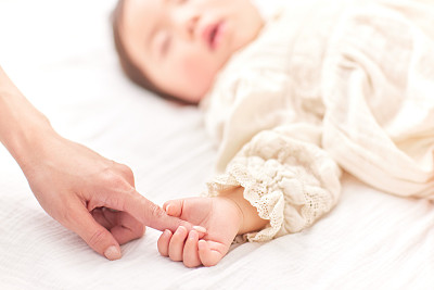 脐带扭转出生的孩子有什么影响，臀位顺产分娩过程中有什么风险？